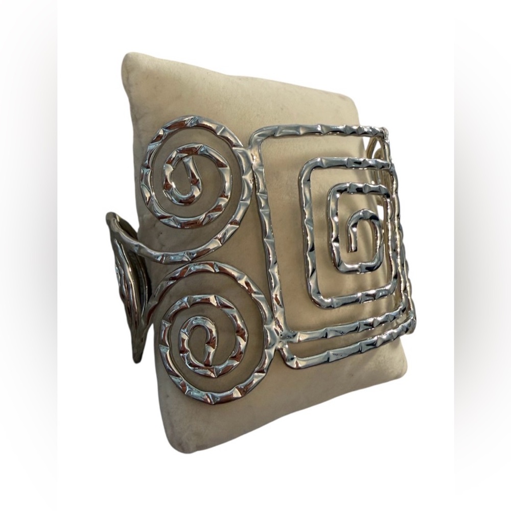 #778 🌸 Bold Modern Geometric Spiral Cuff Bracelet – Silver Tone Statement - Picture 2 of 6